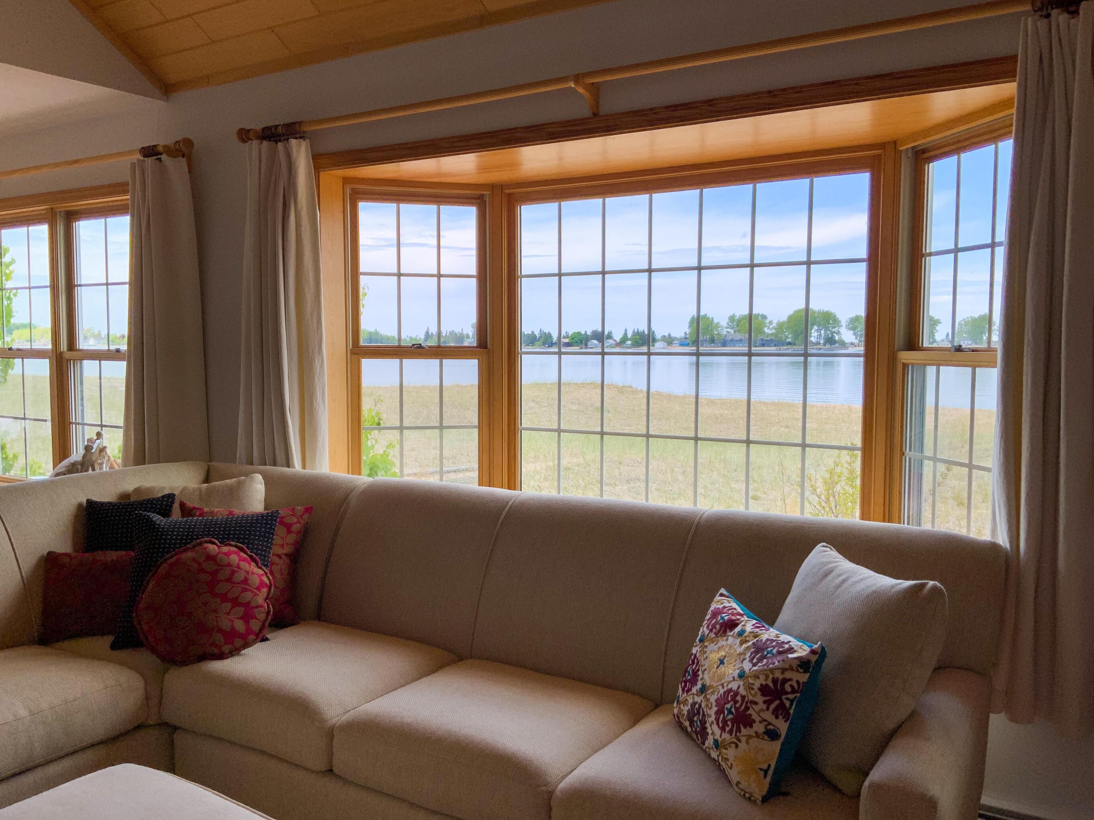 Smart-tv, een open haard, een dvd-speler en boeken