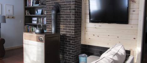 Televisio, DVD-soitin, kirjoja