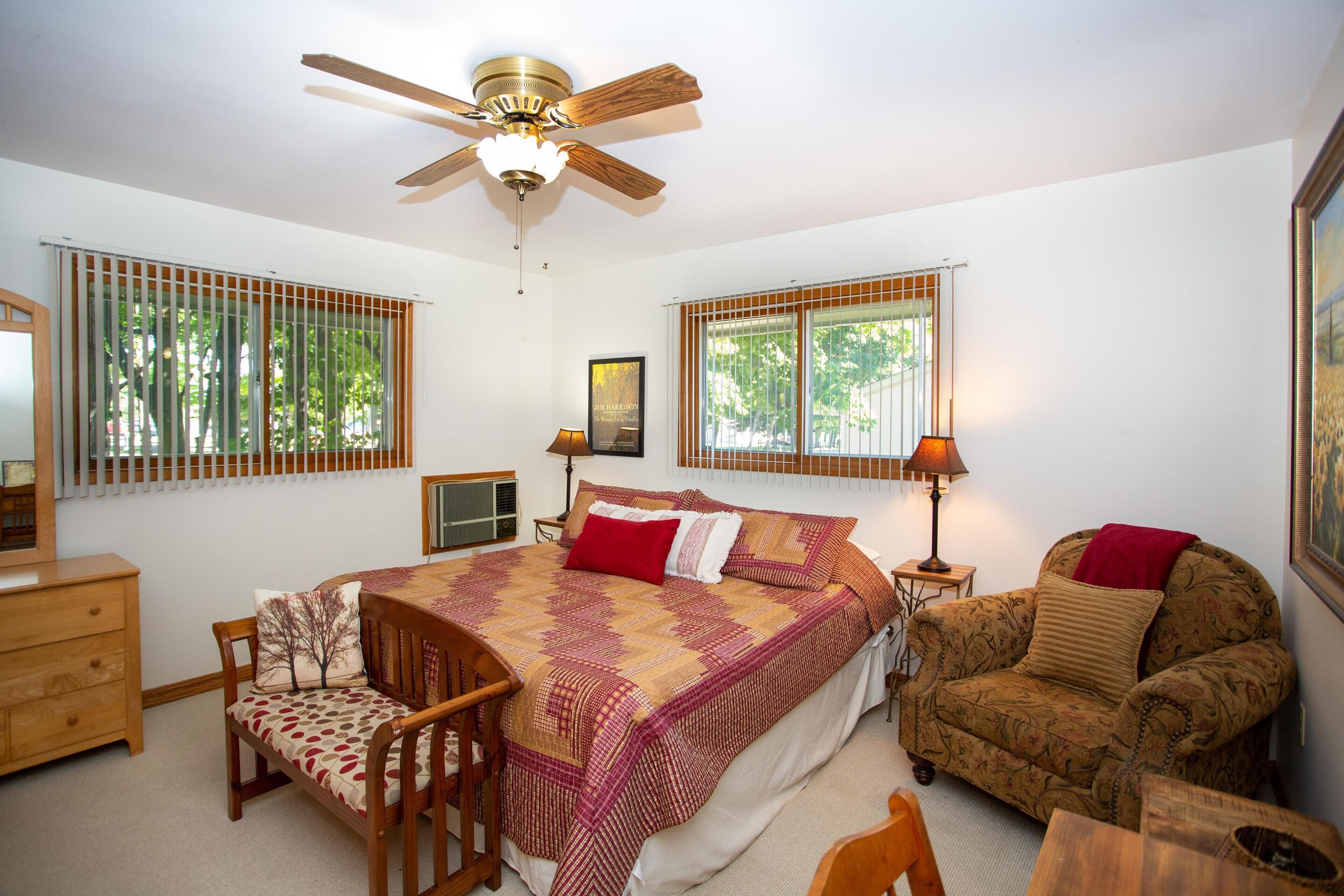 3 chambres, bureau, accès au Wi-Fi (inclus), literie fournie