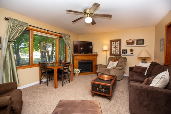 Smart TV, fireplace, DVD player, books - Firefly House - Comforts of home across from beach/campground (Grand Marais)