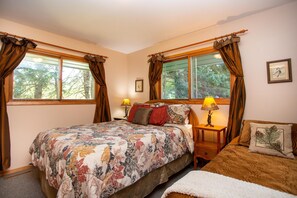3 bedrooms, desk, free WiFi - Firefly House - Comforts of home across from beach/campground (Grand Marais)