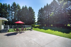 Outdoor dining - Firefly House - Comforts of home across from beach/campground (Grand Marais)
