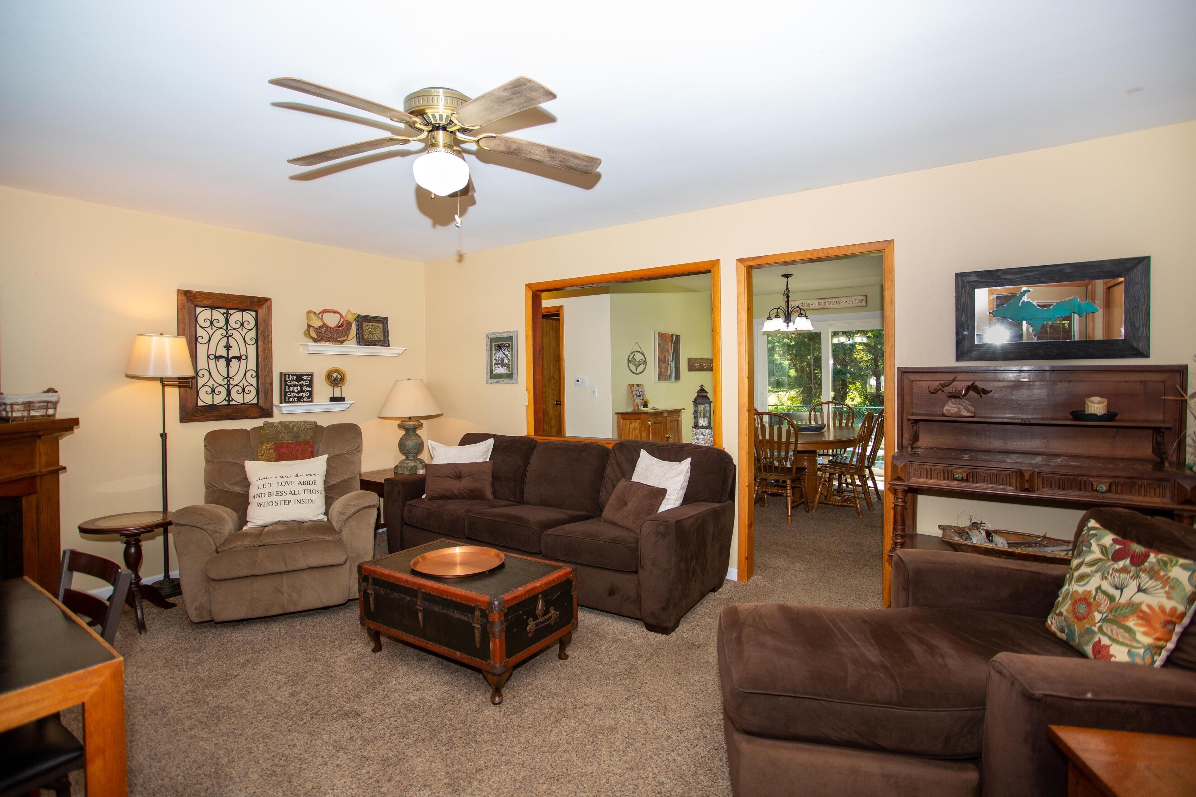 Téléviseur connecté, foyer, lecteur de DVD, livres