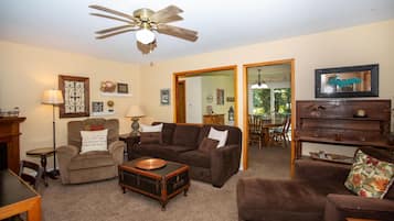 Téléviseur connecté, foyer, lecteur de DVD, livres