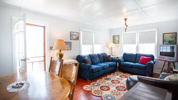 Smart-tv, dvd-spelare och böcker