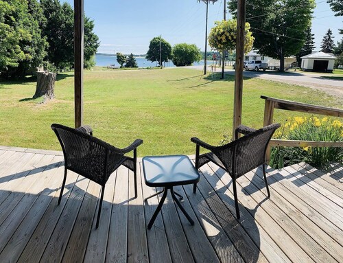 Mariner's Cottage - Newly remodeled across from Bayshore Beach Park