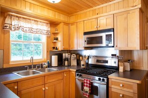 Fridge, microwave, oven, stovetop - Fox Lodge - Beautiful Northwoods 3 Bedroom, 2 Bath Lodge (Grand Marais)