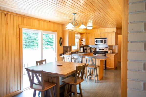 Dining - Fox Lodge - Beautiful Northwoods 3 Bedroom, 2 Bath Lodge (Grand Marais)