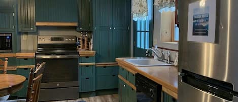 Jääkaappi, mikroaaltouuni, uuni, liesi