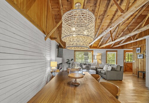 Table Rock Lake Cabin w/ Firepit, Spacious Deck & Outdoor TV - 2 Miles to SDC