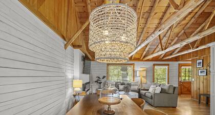 Table Rock Lake Cabin w/ Firepit, Spacious Deck & Outdoor TV - 2 Miles to SDC