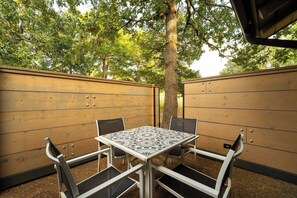 Outdoor dining - Resort Cabin w/ Firepit, Spacious Deck & Outdoor TV - 2 Miles to SDC (Branson)