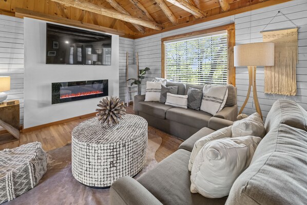 Smart TV, fireplace