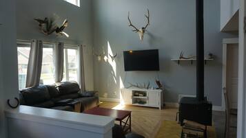 Een smart-tv, een open haard en videogames