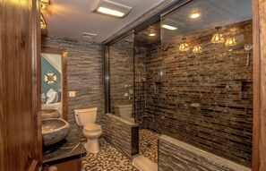 Combined shower/tub, hair dryer, towels, toilet paper - Spectacular Views, Private Estate , Hot Tub, Close to Everything (Intervale)
