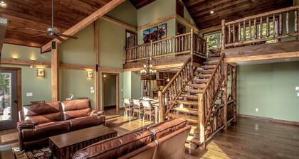 Spectacular Views, Private Estate , Hot Tub, Close to Everything