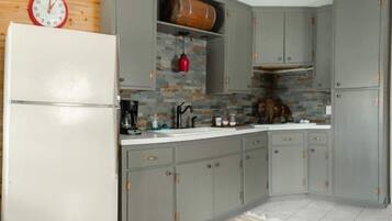 Refrigerador, microondas, parrilla de estufa y cafetera y tetera