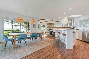 Interior - Surfside Lodge-N Chesterman Beach, Views, Sauna, Hot Tub (Tofino)