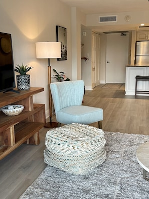 Interior - Walk out the back door to #1 beaches in Naples. Renovated with new Furnishings. (Naples)