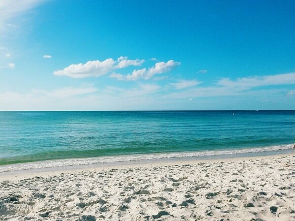 In Strandnähe, Liegestühle, Strandtücher