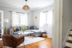 Smart TV, books, offices - Steps to Main Street, Picton w Sandbanks Pass, Bbq and Large Private Back Yard (Picton)