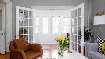 Een smart-tv, boeken en een kantoor