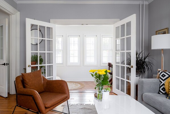 Smart TV, books, offices - Steps to Main Street, Picton w Sandbanks Pass, Bbq and Large Private Back Yard (Picton)