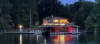 Lakefront memories waterfront with all the amenities including private beach    