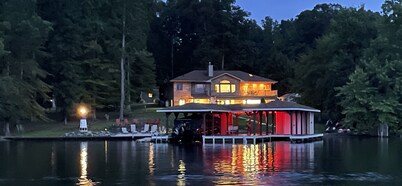 Lakefront memories waterfront with all the amenities including private beach    