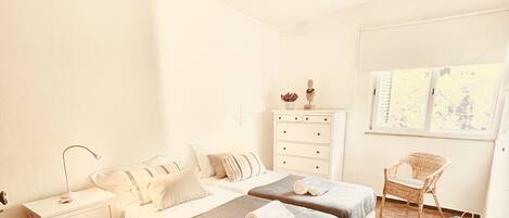 3 bedrooms, iron/ironing board, WiFi, bed sheets