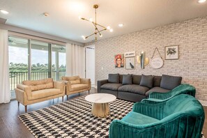 Tv, eldstad och en tv-spelskonsol