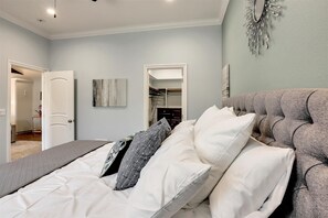 2 bedrooms, desk, iron/ironing board, free WiFi