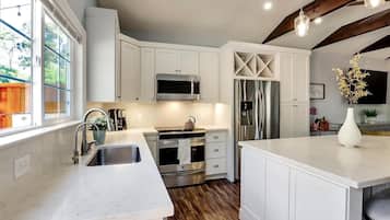 Réfrigérateur, micro-ondes, four, plaque de cuisson