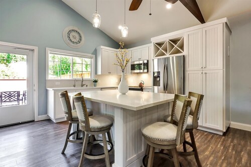 Spacious Modern Farmhouse Casita in Castro Valley Countryside with Private Patio