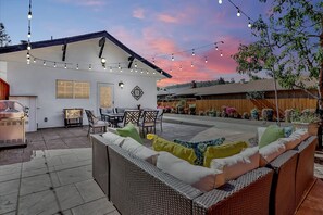 Outdoor dining - Spacious Modern Farmhouse Casita in Castro Valley Countryside with Private Patio (Castro Valley)