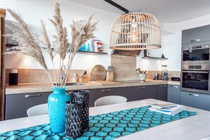 Fridge, microwave, oven, stovetop - Apartment right by the sea (Zandvoort)