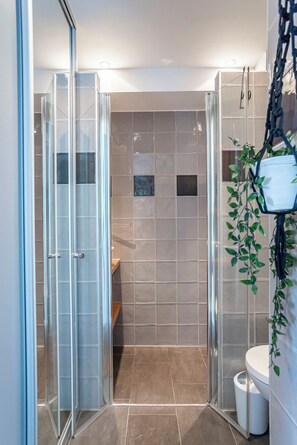 Shower, hair dryer, towels - Apartment right by the sea (Zandvoort)