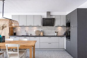 Fridge, microwave, oven, stovetop - Apartment right by the sea (Zandvoort)