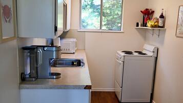 Jääkaappi, mikroaaltouuni, uuni, liesi