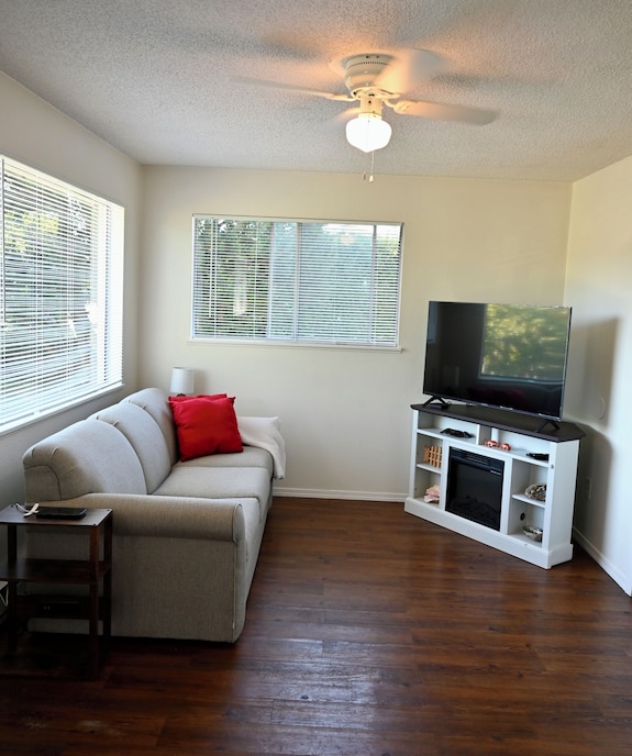 Dungeness Bay Bungalow- The Ultimate Couples Retreat - Olympic Game Farm, Sequim
