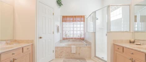 Combined shower/tub, hair dryer, towels