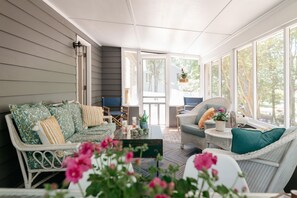 Smart TV, fireplace, ping pong, books