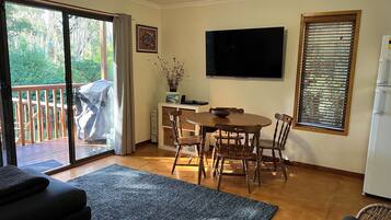 Smart-tv, dvd-afspiller, bøger