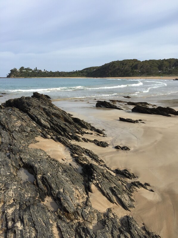 Ranta lähistöllä, aurinkotuoleja