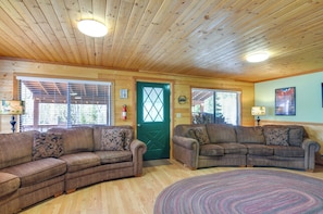 Interior - 'Aspen Meadow Cabin' ~ 9 Miles Outside Duck Creek (Duck Creek Village)