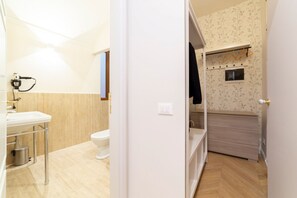 Shower, hair dryer, bidet, towels