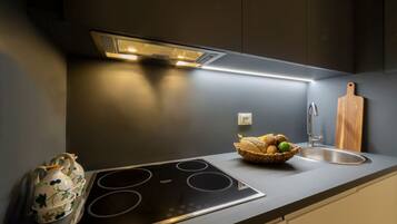 Frigorifero, piano cottura, lavastoviglie, macchina per tè/caffè