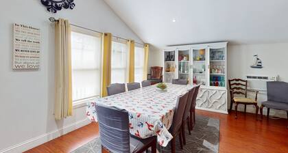 Fun Family House w/Free WiFi and Furnished Patio - Short Walk to the Beach