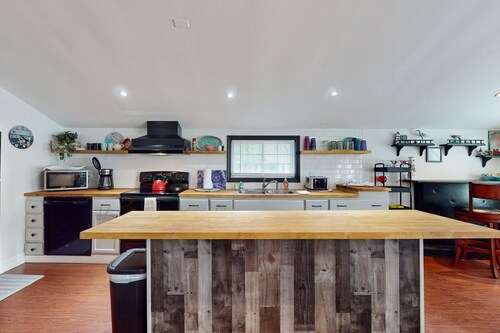 Fun Family House w/Free WiFi and Furnished Patio - Short Walk to the Beach