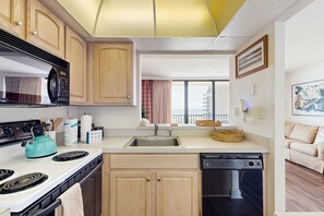 Réfrigérateur, four à micro-ondes, un four, surface de cuisson
